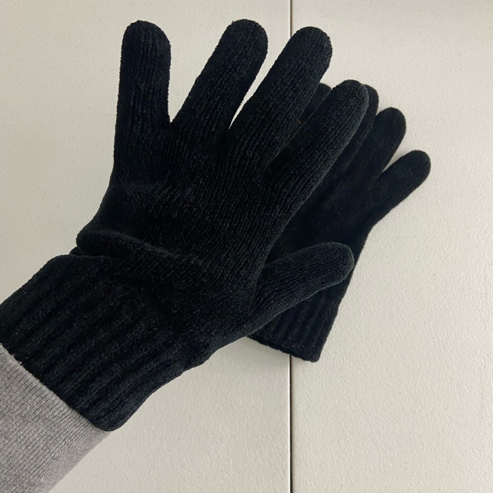 NWOT women’s solid black soft chenille warm knit winter gloves accessories